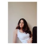 Kashmira Pardesi Instagram - No guarantee if this year can be any better, but you can be!! #smile #intent #positivenote #dowhatyoucan #uncertaintimes #selfreflection #selfportrait #goodvibrations #midweekmotivation
