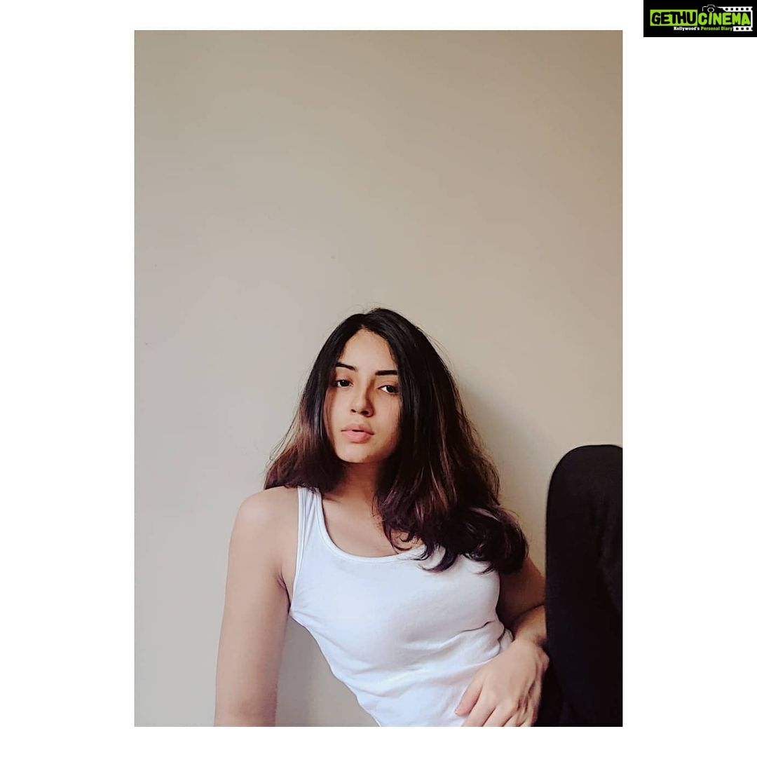 Kashmira Pardesi Instagram - No guarantee if this year can be any better, but you can be!! #smile #intent #positivenote #dowhatyoucan #uncertaintimes #selfreflection #selfportrait #goodvibrations #midweekmotivation