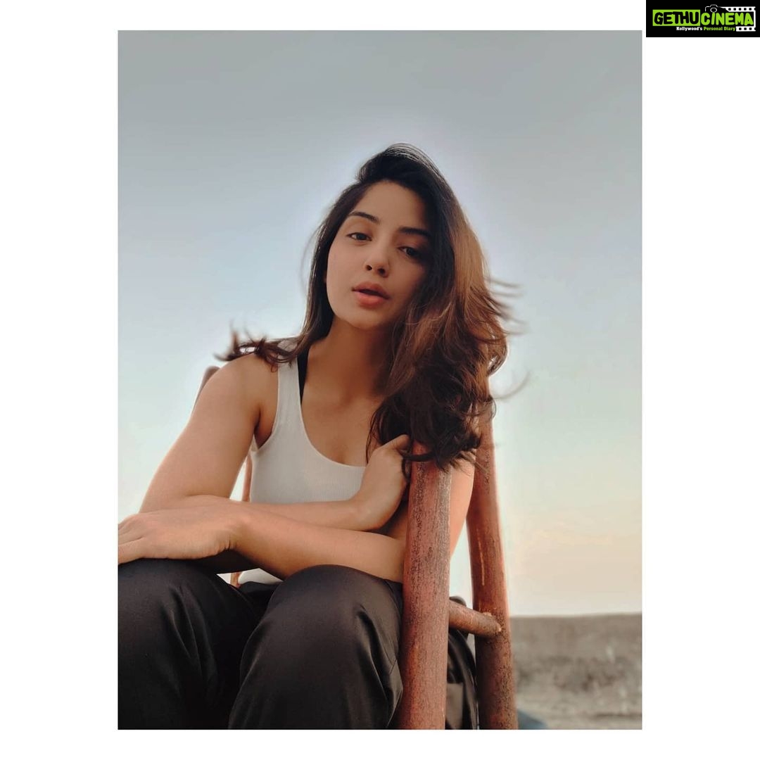 Kashmira Pardesi Instagram - Above us only sky! #blueskies #shadesofblue #skies #imagine #johnlennon #atticus #goodday #opensky #wednesday #quarantinelife #quaratinefashion #goodhairday #instamood #instafashion