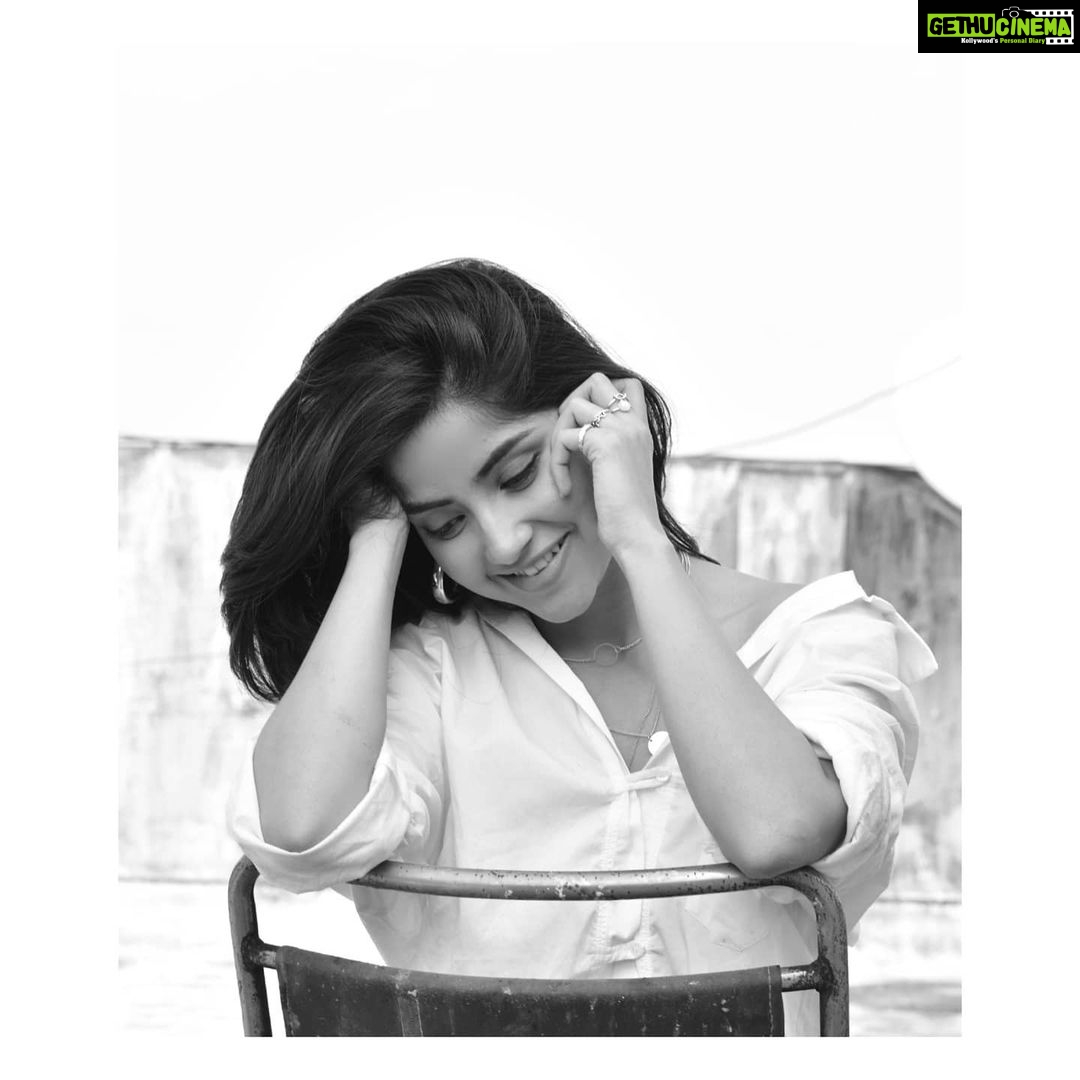 Kashmira Pardesi Instagram - B&W continued... @ark_photography_2000 #blackandwhite #oldpictures #quarantinelife #quarentine #goodevening #weekend #sunday #sundayvibes