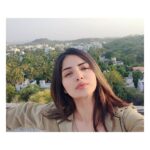 Kashmira Pardesi Instagram - Hello from the other side🌴 #sunshine#home #freshair #vitamind #green