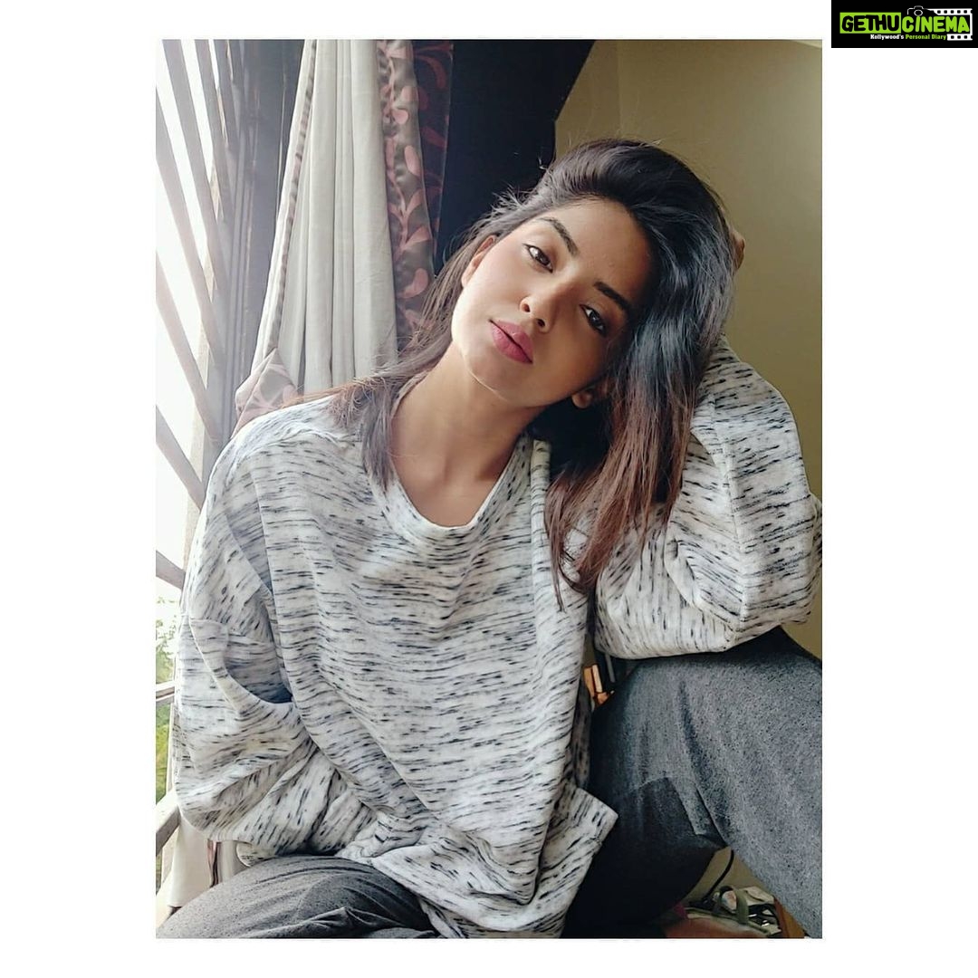 Kashmira Pardesi Instagram - I'm in love with cities I've never been to and people I've never met and John Green. @johngreenwritesbooks Not just a quarantine thought but yes you can say I've felt this quote a little more during these days when I catch myself day dreaming about both!! 🌸 #placesandpeople #goodafternoon #day2 #johngreen #quotes #home #dreams #thoughts # #papertowns #lookingforalaska #words #love #real #life