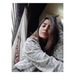 Kashmira Pardesi Instagram - I'm in love with cities I've never been to and people I've never met and John Green. @johngreenwritesbooks Not just a quarantine thought but yes you can say I've felt this quote a little more during these days when I catch myself day dreaming about both!! 🌸 #placesandpeople #goodafternoon #day2 #johngreen #quotes #home #dreams #thoughts # #papertowns #lookingforalaska #words #love #real #life