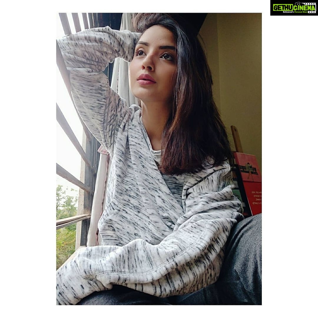 Kashmira Pardesi Instagram - I'm in love with cities I've never been to and people I've never met and John Green. @johngreenwritesbooks Not just a quarantine thought but yes you can say I've felt this quote a little more during these days when I catch myself day dreaming about both!! 🌸 #placesandpeople #goodafternoon #day2 #johngreen #quotes #home #dreams #thoughts # #papertowns #lookingforalaska #words #love #real #life