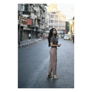 Kashmira Pardesi Instagram - Around this time - last year! #throwback to this nostalgic trip that was curated with a friend. Shot by @ark_photography_2000 and ofcourse things in Pune don't work around without @virendrapardeshi7_ 😛 #Agirlfrompune #lovemycity #pune #punegirl #indianpalaces #nostalgia #childhood #warmth #goodlife #goodvibes #tuesdayvibes #tuesday #photography #cityphotography