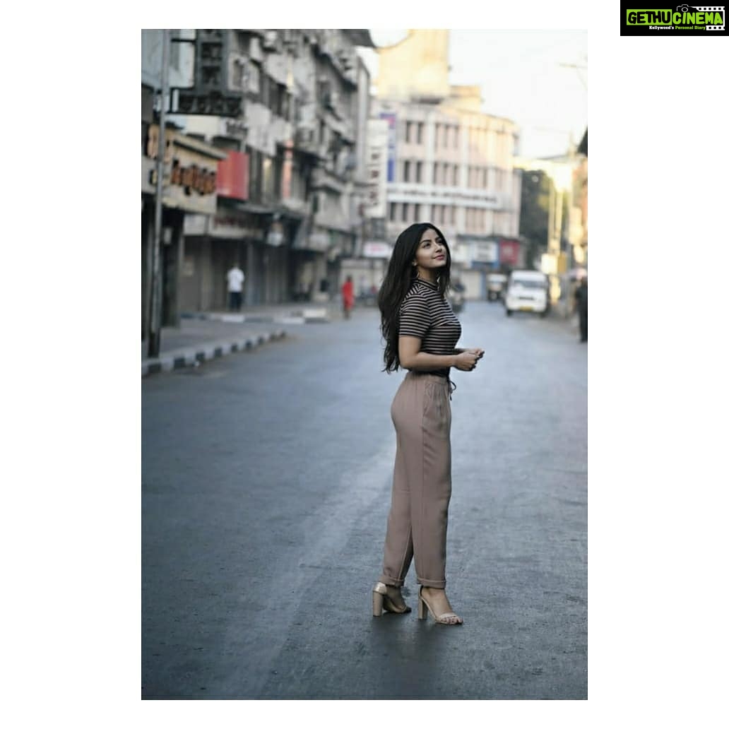 Kashmira Pardesi Instagram - Around this time - last year! #throwback to this nostalgic trip that was curated with a friend. Shot by @ark_photography_2000 and ofcourse things in Pune don't work around without @virendrapardeshi7_ π #Agirlfrompune #lovemycity #pune #punegirl #indianpalaces #nostalgia #childhood #warmth #goodlife #goodvibes #tuesdayvibes #tuesday #photography #cityphotography