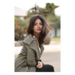 Kashmira Pardesi Instagram - #blessedmess #makingeveryhairflipcount 😛 #onset #windycity #messylook #hairflip #weekendishere #saturdayvibes #saturdaymorning #selflove #morning #goodvibesonly #goodlife @kadur.raghu85