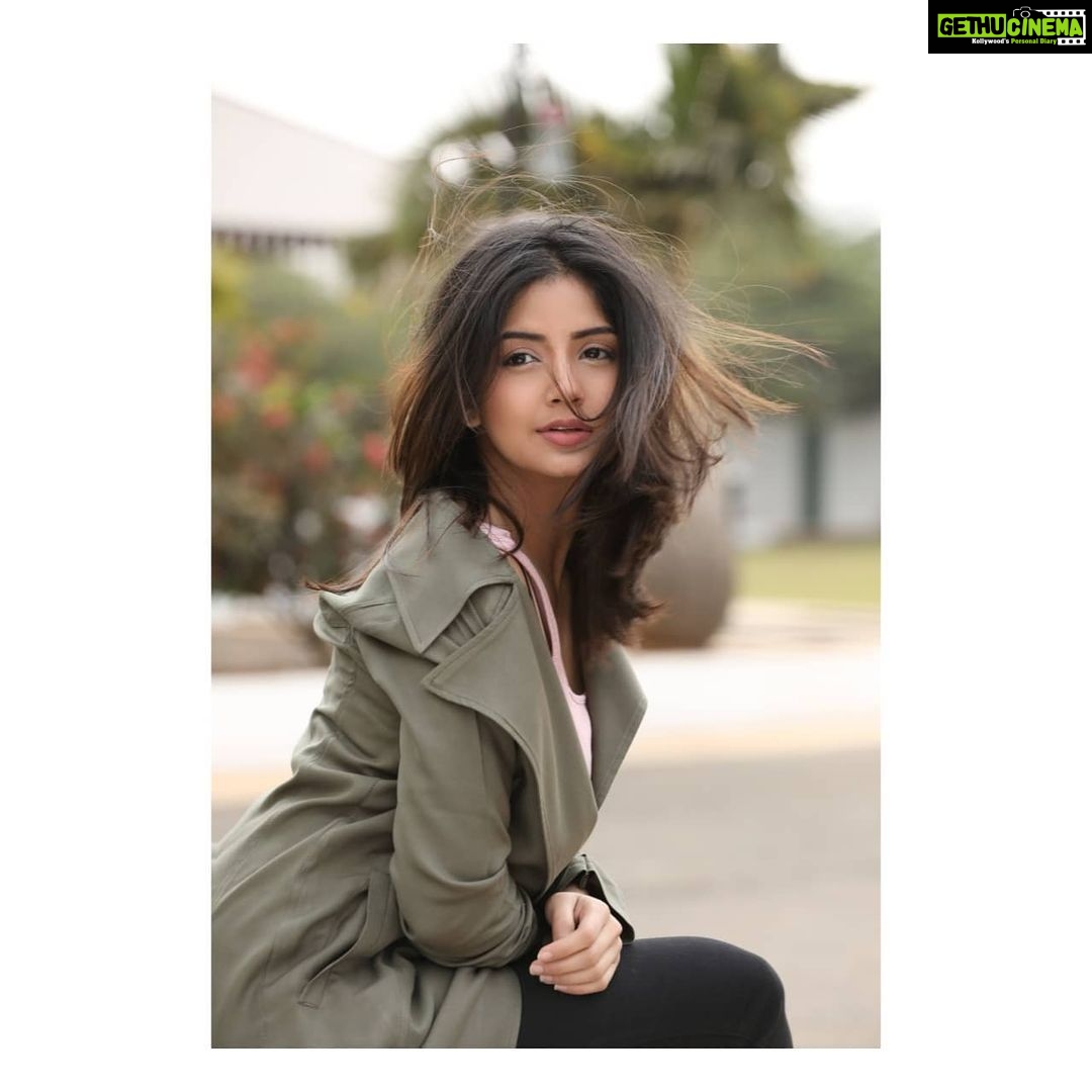 Kashmira Pardesi Instagram - #blessedmess #makingeveryhairflipcount 😛 #onset #windycity #messylook #hairflip #weekendishere #saturdayvibes #saturdaymorning #selflove #morning #goodvibesonly #goodlife @kadur.raghu85