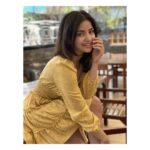 Kashmira Pardesi Instagram - Let us live like sunflowers, wild and beautiful and drenched in Sun🌻 #itwasallyellow #sunflower #happiness #vangogh #feelinggood #portrait #weekdays #workmode #instamood #smiles #