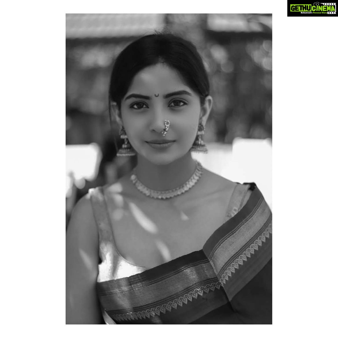Kashmira Pardesi Instagram - No matter how easily we pick up the western way of life. Some things like your mom's saree and a Nath will remind you of your cultural roots and will leave you feeling whole and proud. And I'd do this a thousand times! Remembering our roots Tribute to #chatrapatishivajimaharaj #शिवजयंती२०२० PC : @vedapathak @shahabmitha #maharashtrian #personalfavorite #saree #traditionalwear #maharashtrianlook #momssaree #paithani #roots #culture #indian #blackandwhitephotography #bnwphotography #bnw #portraitphotography #portrait