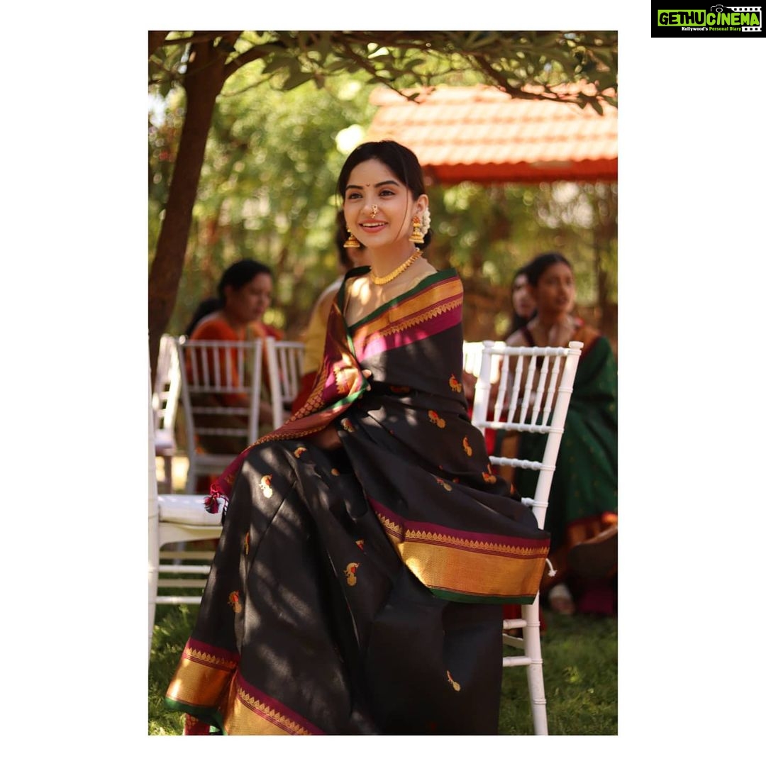 Kashmira Pardesi Instagram - No matter how easily we pick up the western way of life. Some things like your mom's saree and a Nath will remind you of your cultural roots and will leave you feeling whole and proud. And I'd do this a thousand times! Remembering our roots Tribute to #chatrapatishivajimaharaj #शिवजयंती२०२० PC : @vedapathak @shahabmitha #maharashtrian #personalfavorite #saree #traditionalwear #maharashtrianlook #momssaree #paithani #roots #culture #indian