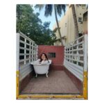 Kashmira Pardesi Instagram - Flexing my Vanity Van! Bet you've never seen this one before 😎 #luxurylifestyle #stillinweekendmode Pc @iam_bobbysimha #funonset #shootlife #funtimes #goodtimes #workmode #funatshoots #beyourself #makeitfun #mondaymotivation #weekendover #newweek #mondaymood #behappy