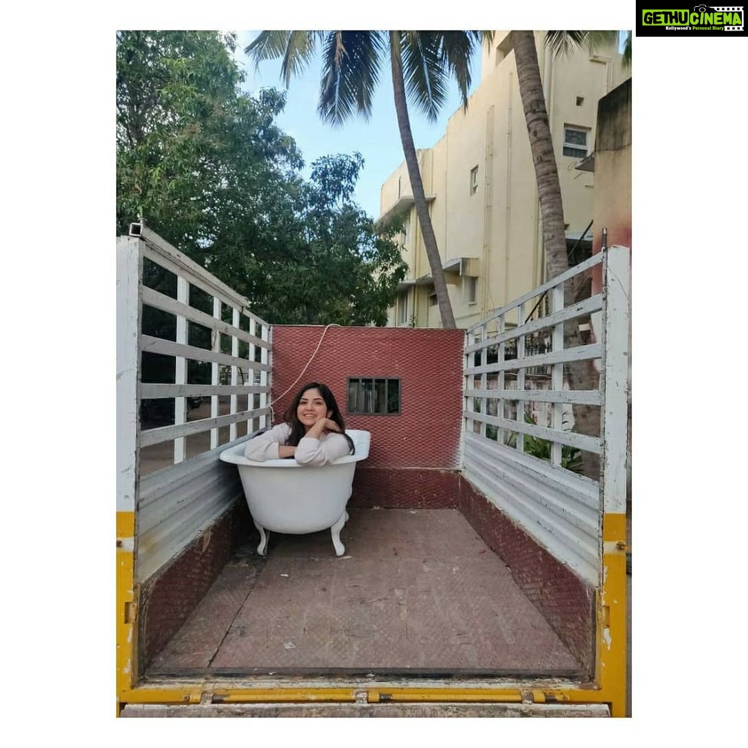 Kashmira Pardesi Instagram - Flexing my Vanity Van! Bet you've never seen this one before 😎 #luxurylifestyle #stillinweekendmode Pc @iam_bobbysimha #funonset #shootlife #funtimes #goodtimes #workmode #funatshoots #beyourself #makeitfun #mondaymotivation #weekendover #newweek #mondaymood #behappy