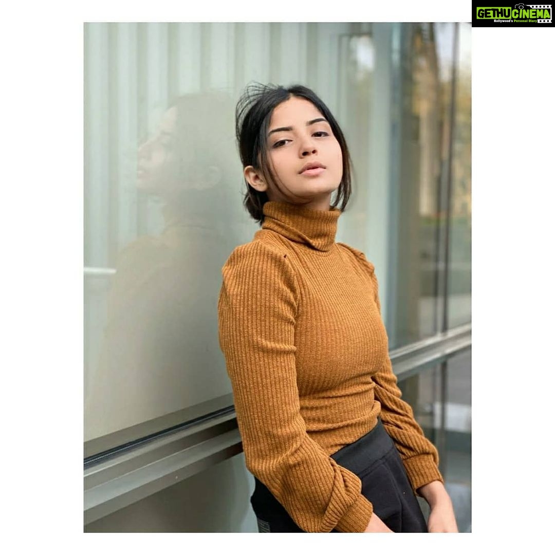 Kashmira Pardesi Instagram - Lazy Sunday, I'm dreaming of you! #Weekendvibes #tired #sundaybest #workingweekends #highneck #styling #millenialfashion #fashiontrends #shootingdays #fashion #winterfashion #reflection
