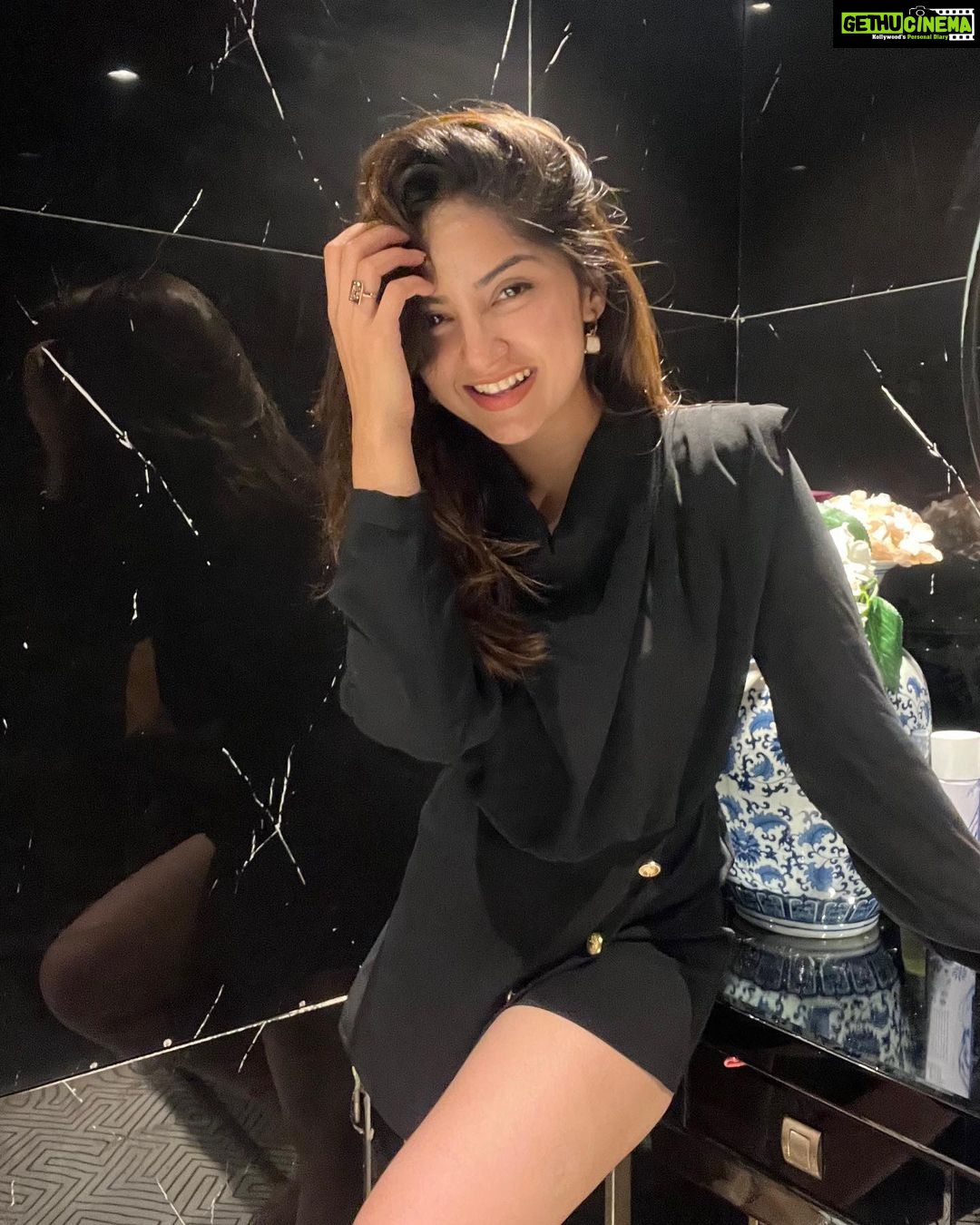 Kashmira Pardesi Instagram - Little bit of ritz a lil bit of that 🖤