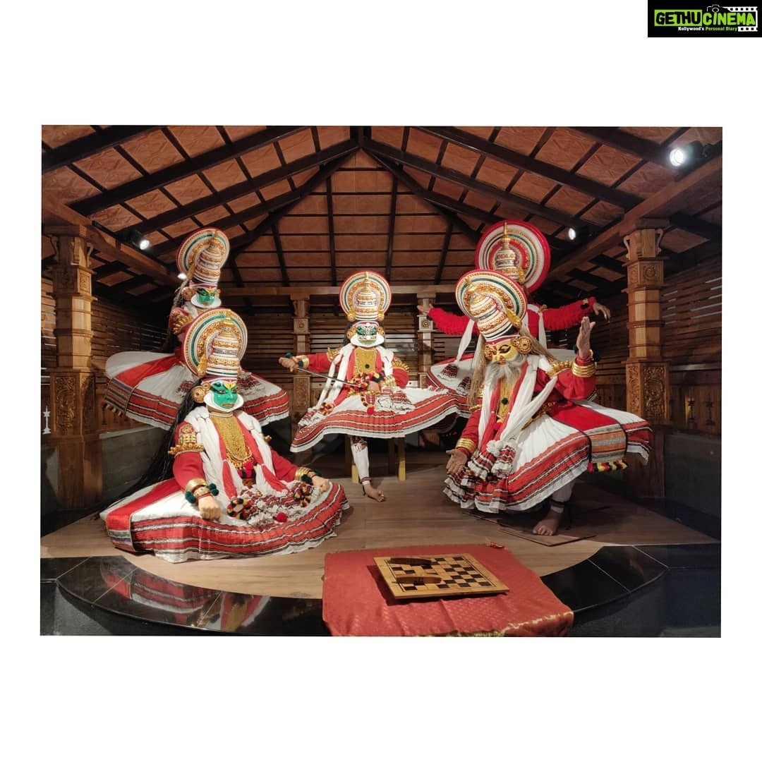 Kashmira Pardesi Instagram - This Curation of Dance - Theatre forms of Kerala at the Kochi airport was breathtaking!! Kathakali Mohiniyattam Koodiyattam Kaikottikali Theyaam Ottamthullal Beautifully sculpted and illustrated! Hope to catch them live soon π #india #indianfolkart #indianfolkdance #kerala #keraladiaries #kochi #traditionalart #tradition #folk #art #india Kochi, India