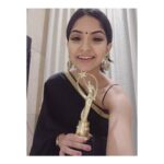 Kashmira Pardesi Instagram - Thank you to #ZeeTamil, Laya for the most expressive face award #expressionqueen Special thanks to all my insta fam here for the this, this one's by you and for you 🥰 #expressionqueen #sivappumanjalpachai #zee #zeecine2020 #tamilcinema #tamil #movies #kashmiraofficial #kashmirapardeshi #tuesday #first
