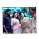 Kashmira Pardesi Instagram - This is a special one on demand for you all.. whoever captured this one - thank you for this lovely click 🙌 A moment with Shilpa and Vembu ♥️ #superdeluxe #whatateam #lovethem