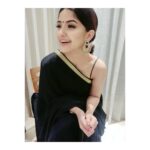 Kashmira Pardesi Instagram - Laugh with your eyes, and smile with your heart! 💫 #afterevent #black #saree #zee #kashmiraofficial