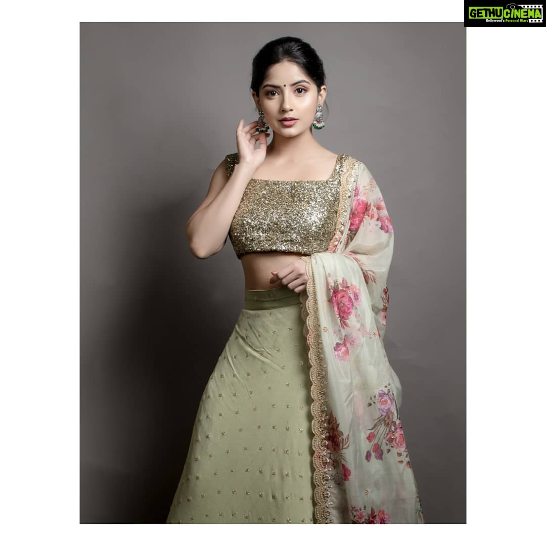 Kashmira Pardesi Instagram - Wherever life plants you, bloom with grace 🌸 #zeecine2020 PC - @kiransaphotography Designer - @anjushankarofficial Make up @makeupbywanshazia Hair - @firstlovecelebritymakeupstudio Jewelry - @pradejewels #indianlook #indian #simpleisbest #simplethings #smile #indian #eyes #indianlook #traditional #kashmiraofficial #mondaymotivation #wednesday #wednesdaywisdom #chennai #indiancinema #cinema #friday #fridayvibes #kollywood #tamil #movie #smile