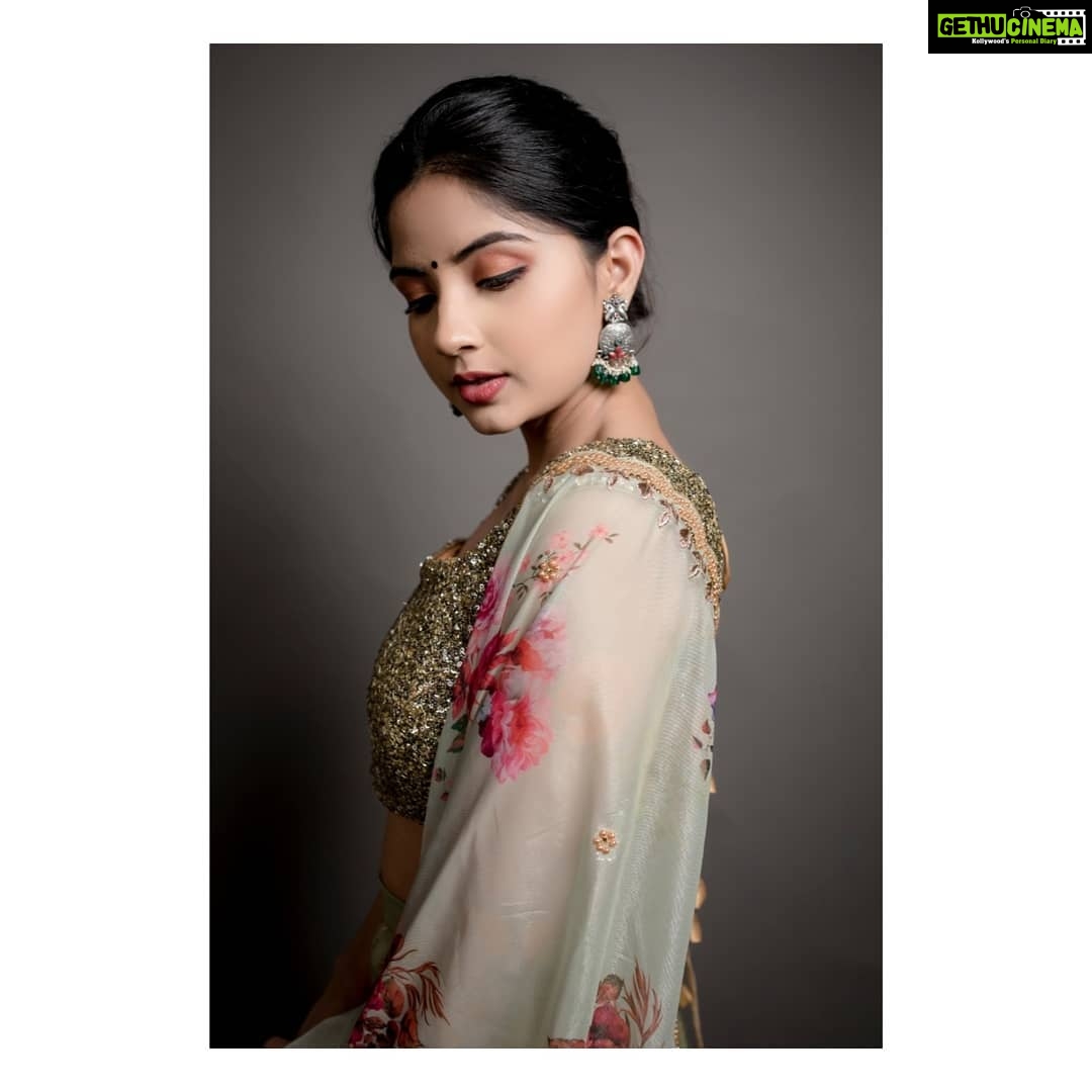 Kashmira Pardesi Instagram - #zeecine2020 PC - @kiransaphotography Designer - @anjushankarofficial Make up -@makeupbywanshazia Hair - @firstlovecelebritymakeupstudio Jewelry - @pradejewels #indianlook #indian #simpleisbest #simplethings #smile #indian #eyes #indianlook #traditional #kashmiraofficial #mondaymotivation #wednesday #wednesdaywisdom #chennai #indiancinema #cinema #friday #fridayvibes #kollywood #tamil #movie #smile