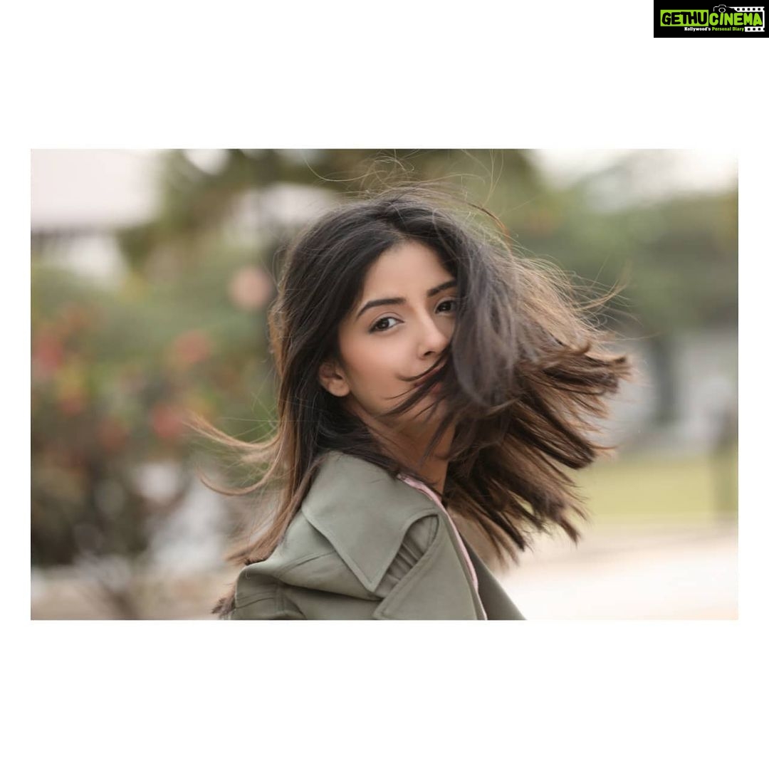 Kashmira Pardesi Instagram - #blessedmess #makingeveryhairflipcount 😛 #onset #windycity #messylook #hairflip #weekendishere #saturdayvibes #saturdaymorning #selflove #morning #goodvibesonly #goodlife @kadur.raghu85