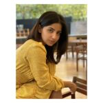 Kashmira Pardesi Instagram - I hope this week, your coffee tastes like magic, your music makes you dance, strangers make you smile, loved ones be with you, the night sky touches the soul and you fall in love with being alive again! 💞 #mondaymotivation #mondaymood #monday #goodvibes #goodlife #workmode #newbeginnings #yellow #Vincent #allsmiles #instagood #instafashion #instagram #kashmiraofficial