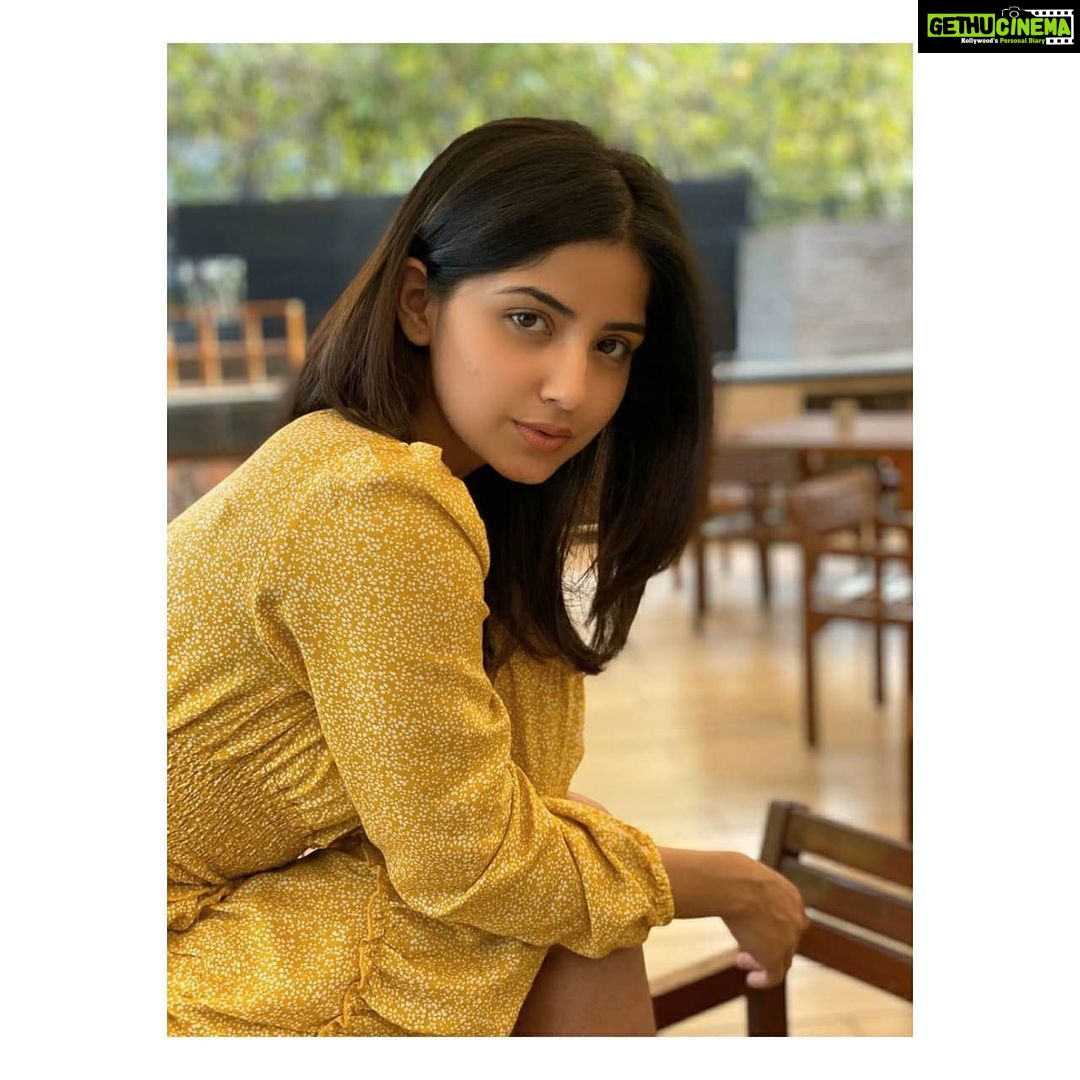 Kashmira Pardesi Instagram - I hope this week, your coffee tastes like magic, your music makes you dance, strangers make you smile, loved ones be with you, the night sky touches the soul and you fall in love with being alive again! 💞 #mondaymotivation #mondaymood #monday #goodvibes #goodlife #workmode #newbeginnings #yellow #Vincent #allsmiles #instagood #instafashion #instagram #kashmiraofficial