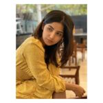 Kashmira Pardesi Instagram - I hope this week, your coffee tastes like magic, your music makes you dance, strangers make you smile, loved ones be with you, the night sky touches the soul and you fall in love with being alive again! 💞 #mondaymotivation #mondaymood #monday #goodvibes #goodlife #workmode #newbeginnings #yellow #Vincent #allsmiles #instagood #instafashion #instagram #kashmiraofficial