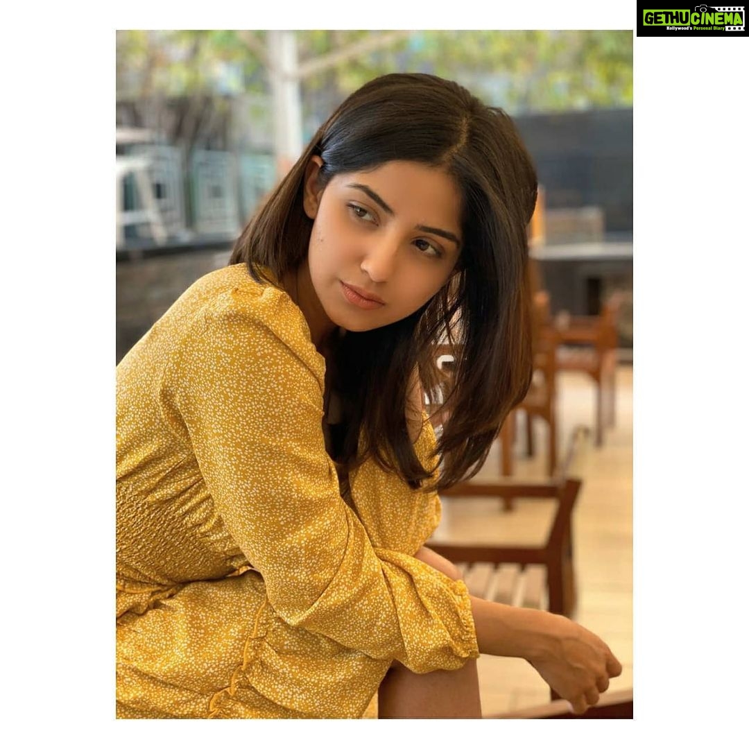 Kashmira Pardesi Instagram - I hope this week, your coffee tastes like magic, your music makes you dance, strangers make you smile, loved ones be with you, the night sky touches the soul and you fall in love with being alive again! 💞 #mondaymotivation #mondaymood #monday #goodvibes #goodlife #workmode #newbeginnings #yellow #Vincent #allsmiles #instagood #instafashion #instagram #kashmiraofficial