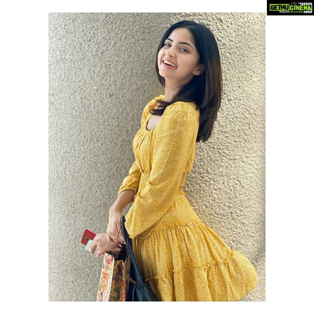 Kashmira Pardesi Instagram - Be fearless in the pursuit of what sets your soul on fire! Also, happy Sunday y'all!! #sundaybest #happysunday #weekend #yellow #goodlife #kashmiraofficial #smiles #sundaysiesta #sunday