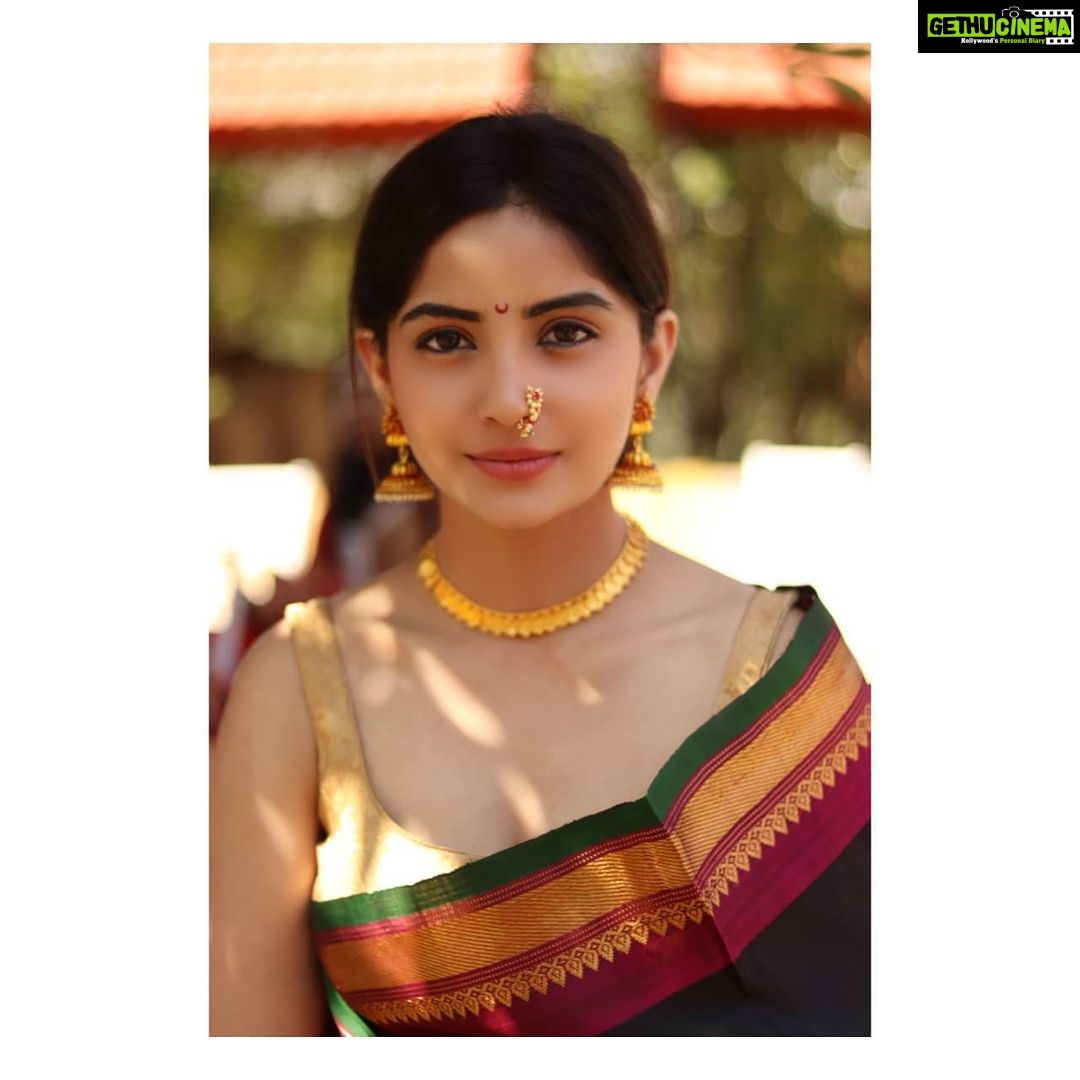 Kashmira Pardesi Instagram - No matter how easily we pick up the western way of life. Some things like your mom's saree and a Nath will remind you of your cultural roots and will leave you feeling whole and proud. And I'd do this a thousand times! Remembering our roots Tribute to #chatrapatishivajimaharaj #शिवजयंती२०२० PC : @vedapathak @shahabmitha #maharashtrian #personalfavorite #saree #traditionalwear #maharashtrianlook #momssaree #paithani #roots #culture #indian #blackandwhitephotography #bnwphotography #bnw #portraitphotography #portrait