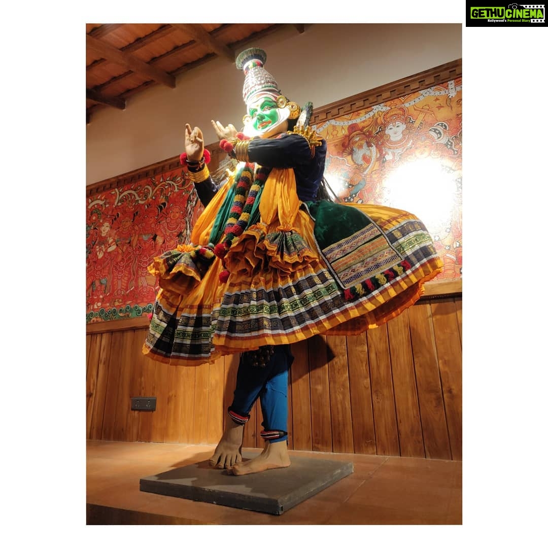 Kashmira Pardesi Instagram - This Curation of Dance - Theatre forms of Kerala at the Kochi airport was breathtaking!! Kathakali Mohiniyattam Koodiyattam Kaikottikali Theyaam Ottamthullal Beautifully sculpted and illustrated! Hope to catch them live soon π #india #indianfolkart #indianfolkdance #kerala #keraladiaries #kochi #traditionalart #tradition #folk #art #india Kochi, India