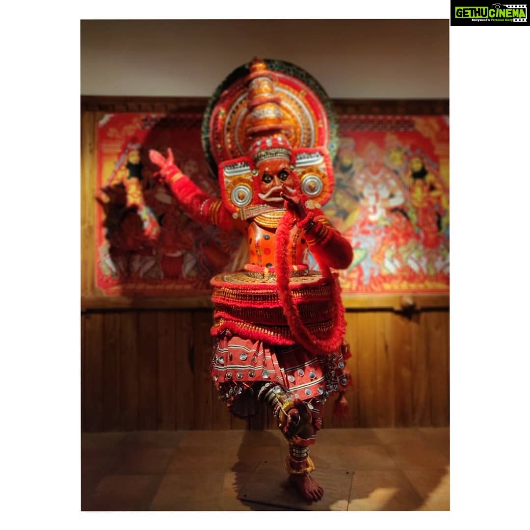 Kashmira Pardesi Instagram - This Curation of Dance - Theatre forms of Kerala at the Kochi airport was breathtaking!! Kathakali Mohiniyattam Koodiyattam Kaikottikali Theyaam Ottamthullal Beautifully sculpted and illustrated! Hope to catch them live soon π #india #indianfolkart #indianfolkdance #kerala #keraladiaries #kochi #traditionalart #tradition #folk #art #india Kochi, India