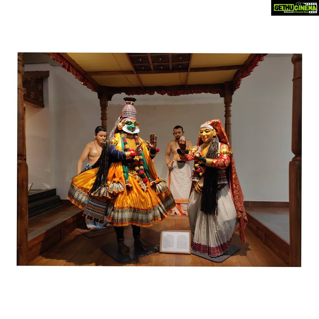 Kashmira Pardesi Instagram - This Curation of Dance - Theatre forms of Kerala at the Kochi airport was breathtaking!! Kathakali Mohiniyattam Koodiyattam Kaikottikali Theyaam Ottamthullal Beautifully sculpted and illustrated! Hope to catch them live soon π #india #indianfolkart #indianfolkdance #kerala #keraladiaries #kochi #traditionalart #tradition #folk #art #india Kochi, India