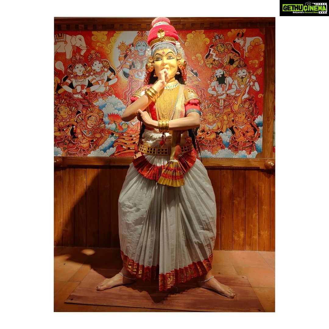 Kashmira Pardesi Instagram - This Curation of Dance - Theatre forms of Kerala at the Kochi airport was breathtaking!! Kathakali Mohiniyattam Koodiyattam Kaikottikali Theyaam Ottamthullal Beautifully sculpted and illustrated! Hope to catch them live soon π #india #indianfolkart #indianfolkdance #kerala #keraladiaries #kochi #traditionalart #tradition #folk #art #india Kochi, India