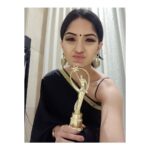 Kashmira Pardesi Instagram - Thank you to #ZeeTamil, Laya for the most expressive face award #expressionqueen Special thanks to all my insta fam here for the this, this one's by you and for you 🥰 #expressionqueen #sivappumanjalpachai #zee #zeecine2020 #tamilcinema #tamil #movies #kashmiraofficial #kashmirapardeshi #tuesday #first