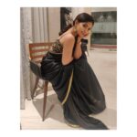 Kashmira Pardesi Instagram - Laugh with your eyes, and smile with your heart! 💫 #afterevent #black #saree #zee #kashmiraofficial