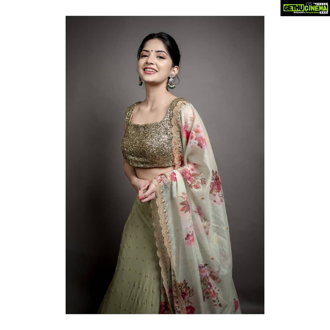 Kashmira Pardesi Instagram - #zeecine2020 PC - @kiransaphotography Designer - @anjushankarofficial Make up -@makeupbywanshazia Hair - @firstlovecelebritymakeupstudio Jewelry - @pradejewels #indianlook #indian #simpleisbest #simplethings #smile #indian #eyes #indianlook #traditional #kashmiraofficial #mondaymotivation #wednesday #wednesdaywisdom #chennai #indiancinema #cinema #friday #fridayvibes #kollywood #tamil #movie #smile
