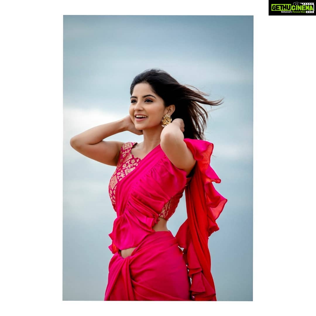 Kashmira Pardesi Instagram - Nobody can be you and that's your power ✨ PC @kiransaphotography HMU @makeupbywanshazia OUTFIT @anjushankarofficial JEWELRY @pradejewels #indianlook #indian #simpleisbest #simplethings #smile #indian #eyes #indianlook #traditional #kashmiraofficial #mondaymotivation #wednesday #wednesdaywisdom #chennai #indiancinema #cinema #friday #fridayvibes #kollywood #tamil #movie #smile