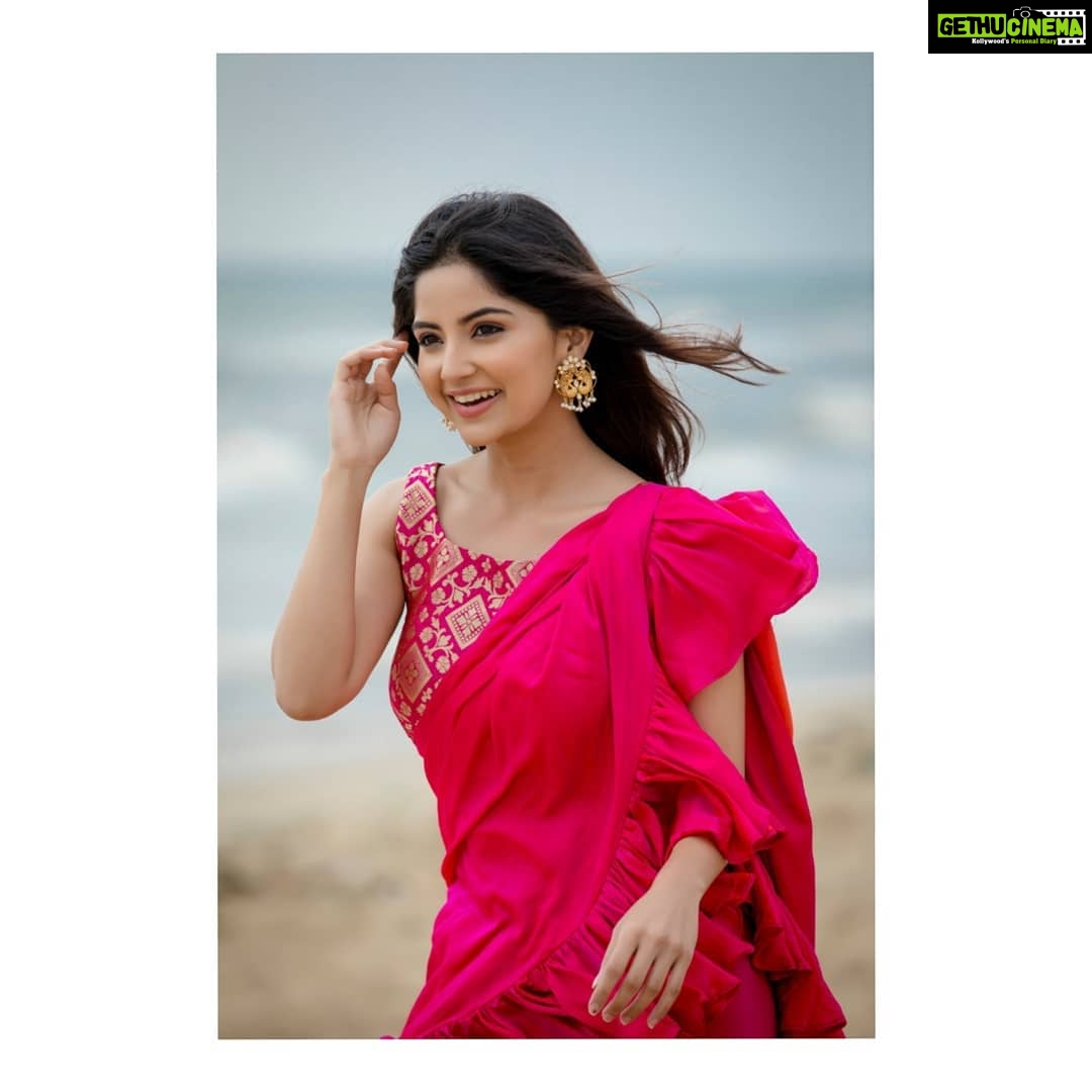 Kashmira Pardesi Instagram - Spirit of the Sun! Will of the Wind 🌀 PC @kiransaphotography HMU @makeupbywanshazia OUTFIT @anjushankarofficial JEWELRY @pradejewels #indianlook #indian #simpleisbest #simplethings #smile #indian #eyes #indianlook #traditional #kashmiraofficial #mondaymotivation #monday #chennai #indiancinema #cinema #friday #fridayvibes #kollywood #tamil #tamilcinema