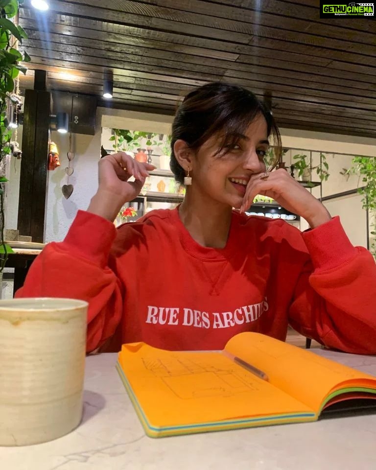 Kashmira Pardesi Instagram - Here, take this 🚩