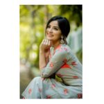 Kashmira Pardesi Instagram - They keep saying that beautiful is something a girl needs to be. But honestly, forget that. Don't be beautiful, be angry, be intelligent, be witty, be crazy, be talented, be adventurous. Be your own definition of Amazing always! That is so much more important than anything beautiful !! - @nikita_gill PC @kiransaphotography HMU @makeupbywanshazia OUTFIT @theanarkalishop_official JEWELRY @pradejewels #simple #simpleisbest #simplethings #smile #indian #eyes #indianlook #traditional #kashmiraofficial #thursday #thursdaymotivation #chennai #indiancinema #cinema #friday #saturday #weekendvibes #morning #goodfeed