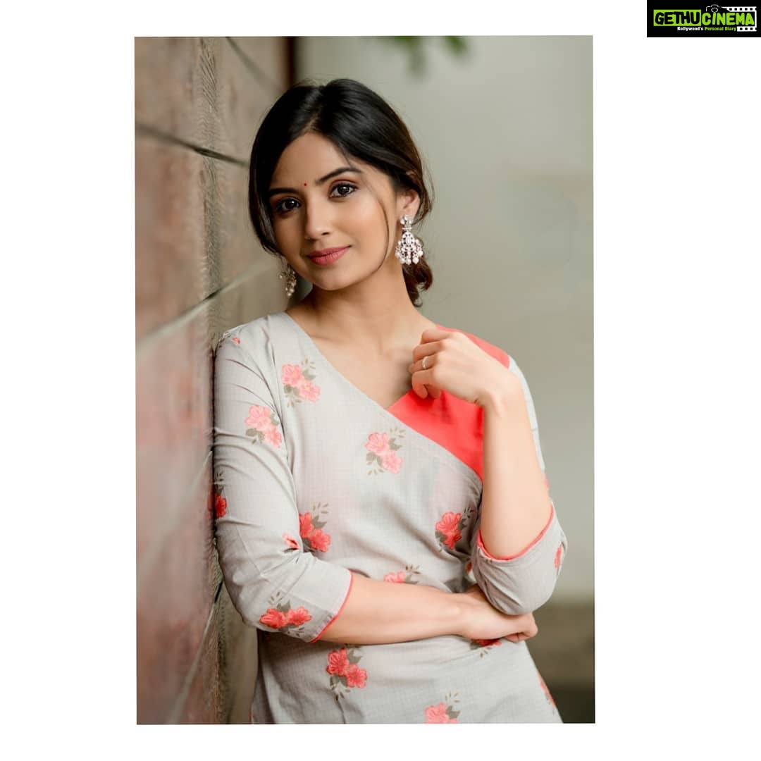 Kashmira Pardesi Instagram - Mystery that creates wonder, I'm fond of that. PC @kiransaphotography HMU @makeupbywanshazia OUTFIT @theanarkalishop_official JEWELRY @pradejewels #simple #simpleisbest #simplethings #smile #indian #eyes #indianlook #traditional #kashmiraofficial #thursday #thursdaymotivation #chennai #indiancinema #cinema #friday #fridayvibes