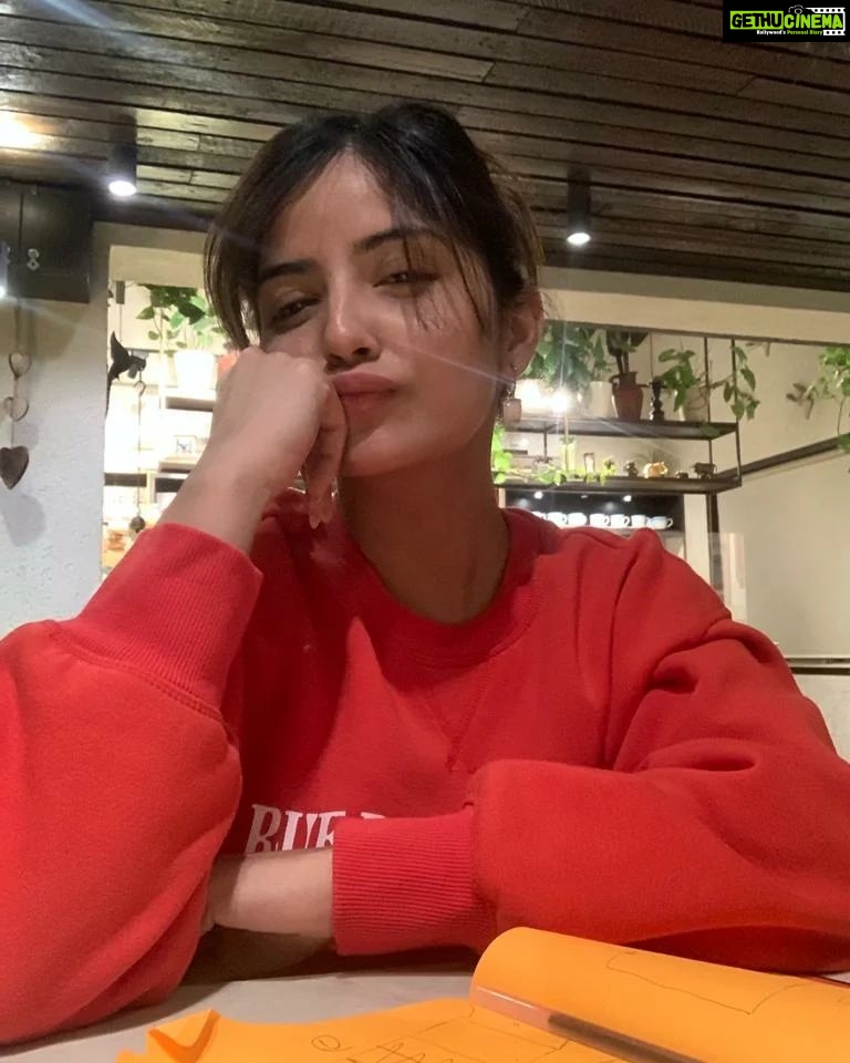 Kashmira Pardesi Instagram - Here, take this 🚩
