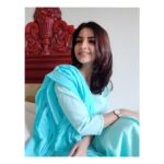 Kashmira Pardesi Instagram - Don't be Eye Candy, Be Soul Food !! 💙 #allsmiles #blue #smilegoesmiles #soulfood #simpleisgood #minimalism #actor #kashmiraofficial