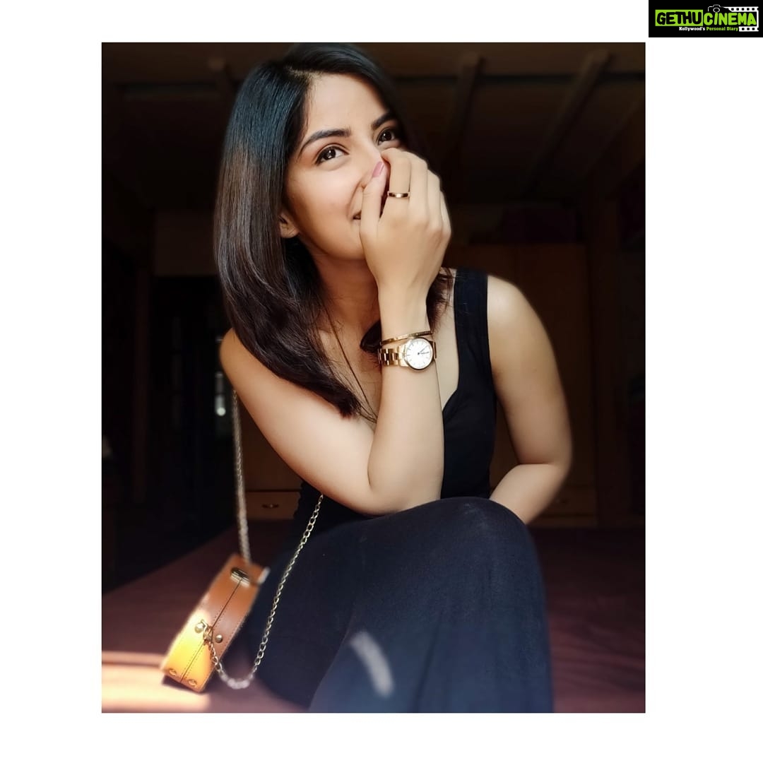 Kashmira Pardesi Instagram - Definitely going to be FriYay with @danielwellington Black Friday deals. Get a free accessory with the purchase of a watch OR avail up to 50% off on selected watches. Also, use my code DWXKASHMIRA to get an additional 15% off. #danielwellington #danielwellingtonwatches #blackfriday #black #blackfridaysale #blackfriday2019 #accessories #fashion #danielwellingtonindia