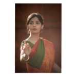 Kashmira Pardesi Instagram - The last one from this series ❣️ These are the pictures of a Thumri with 'Ched Chad Bhav' or Playfulness to it that I attempted with the help of @ruchadance and suggested by @devika.panse ( For some Breathtaking performances tab on their work ) PC : @kalyaam_ and @ashwin_harke #indianclassical #kathakdance #kathak #loveforclassicaldance #indian #expression #eleganceisanattitude #elegance #saree #flowers #dance #sunday #keepgoing #morelife