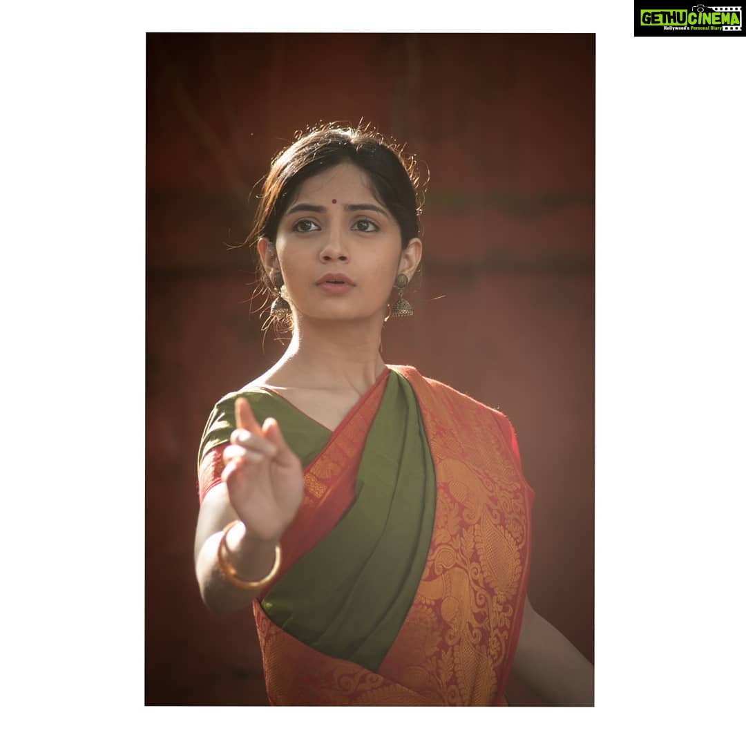 Kashmira Pardesi Instagram - The last one from this series ❣️ These are the pictures of a Thumri with 'Ched Chad Bhav' or Playfulness to it that I attempted with the help of @ruchadance and suggested by @devika.panse ( For some Breathtaking performances tab on their work ) PC : @kalyaam_ and @ashwin_harke #indianclassical #kathakdance #kathak #loveforclassicaldance #indian #expression #eleganceisanattitude #elegance #saree #flowers #dance #sunday #keepgoing #morelife