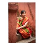 Kashmira Pardesi Instagram - These are the pictures of a Thumri with 'Ched Chad Bhav' or Playfulness to it that I attempted with the help of @ruchadance and suggested by @devika.panse ( For some Breathtaking performances tab on their work ) PC : @kalyaam_ and @ashwin_harke #indianclassical #kathakdance #kathak #loveforclassicaldance #indian #expression #eleganceisanattitude #elegance #saree #flowers #saturday #saturdayvibes #keepgoing #morelife